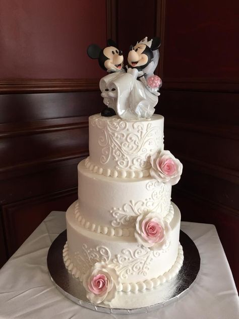 Minnie and Mickey Wedding Cake by Cake and Bake, LLC Great List of Disney Wedding Cakes | Orlando Wedding Inspiration - Orange Blossom Bride - Photo: #weddingcake #disneycake #disneyweddingcake #orlandowedding Mickey Wedding Cake, Mickey Wedding, Orange Wedding Cake, Disney Wedding Cake, Big Wedding Cakes, Wedding Cake Stand, Disney Wedding Theme, Minnie And Mickey, Floral Wedding Cakes