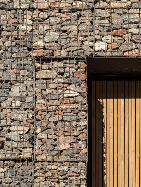 Stone-filled gabions help this police training centre by architecture firm Haverstock to camouflage with the craggy walls of a former quarry in Bristol, England. Modern Eco Friendly Home, Gabion Stone, Police Training, Gabion Wall, Stone Facade, Architectural Photographers, Facade Architecture, Stone House, Sustainable Home