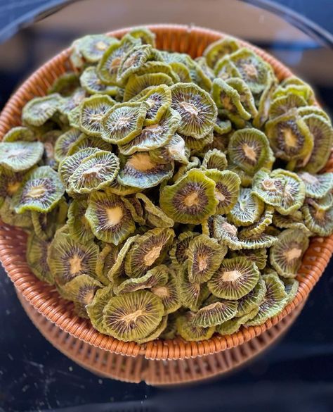 Dried fruit Dried Kiwi, Fruit Packaging, Dehydrated Fruit, Kiwi Fruit, Soap Handmade, Traditional Medicine, Abayas Fashion, Freeze Drying, Handmade Soaps