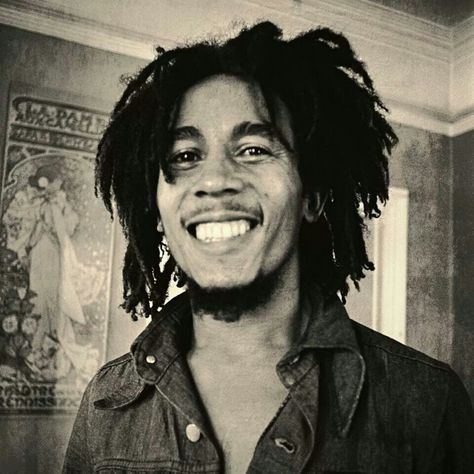 *Bob Marley* More fantastic pictures, music and videos of *Bob Marley* on: https://de.pinterest.com/ReggaeHeart/ Robin Williams Quotes, Marley Family, Bob Marley Legend, Bob Marley Pictures, Damian Marley, Reggae Bob Marley, Robert Nesta, Nesta Marley, The Wailers