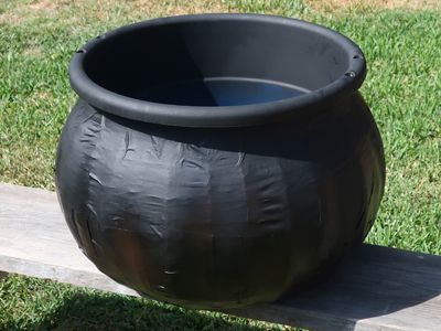 Outdoor Witch, Cauldron Witch, Diy Halloween Witch, Halloween Witch Cauldron, Halloween Cauldron, Cheap Diy Halloween Decorations, Halloween Themes Decorations, Scary Halloween Decorations Diy, Cheap Halloween Decorations