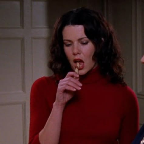 Lorelai Gilmore Style, Gilmore Girls Fashion, Lorelei Gilmore, Gilmore Girls Outfits, Red Turtleneck Sweater, Gilmore Girl, Lauren Graham, Lorelai Gilmore, Red Turtleneck