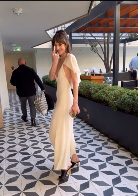 Dakota Johnson Gucci Jackie, Dakota Johnson Wedding Dress, Dakota Johnson White Dress, Dakota Johnson Dress, Dakota Johnson Street Style, Leigh Lezark, Dakota Mayi Johnson, Dakota Johnson Style, Deep Autumn