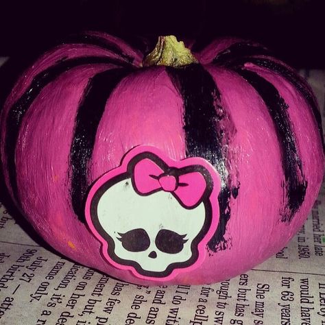 Monster High Pumpkin Monster High Pumpkin Painting, Monster High Pumpkin, Pumpkin Art Ideas, Cute Painted Pumpkin Ideas, Halloween Canvas Art, Halloween Pumpkin Crafts, Creative Pumpkin Painting, Scary Pumpkin Carving, Pumpkin Books