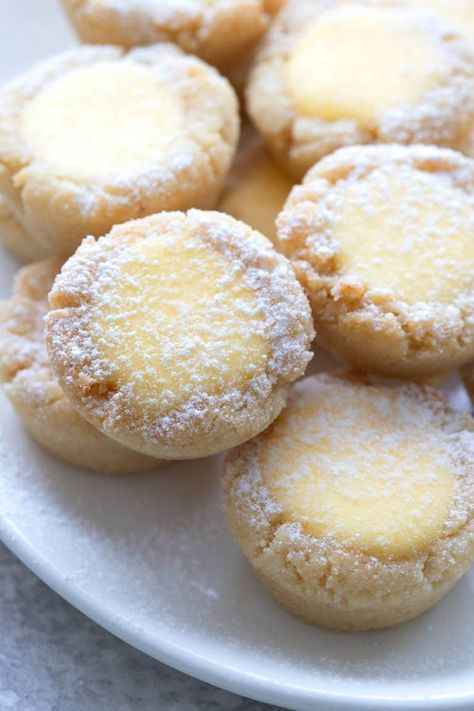 Close up shot of keto lemon bar cookies on a white plate. Lemon Bar Cookies, Galletas Keto, 1000 Calorie, Lemon Bar, Low Carb Cookies, Keto Dessert Easy, Recetas Keto, Low Carb Sweets, Bar Cookies