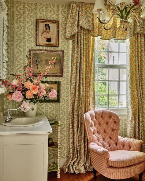 Elegant timeless style Dolly Wallpaper, Sister Parish, American Interior, Pink Curtains, Inside Interiors, Shell Pink, Grasscloth Wallpaper, Interior Design Firms, Wallpaper Samples