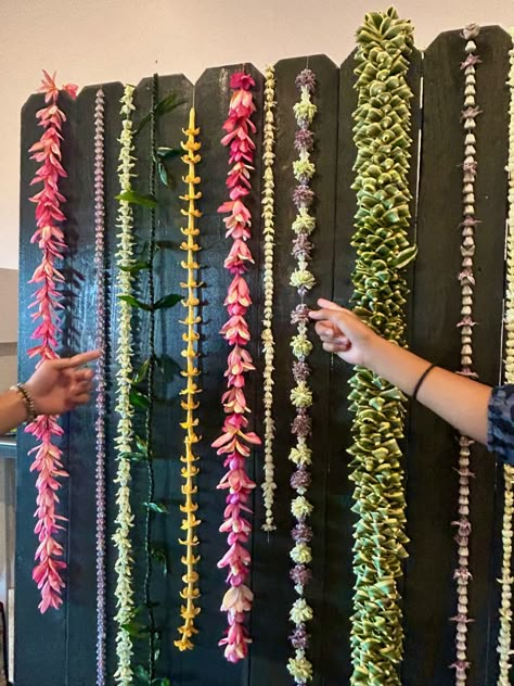 Simple Leis For Graduation, Hawaii Graduation Party Ideas, Lei Decorations, Samoan Wedding Ideas, Lei Backdrop, Polynesian Graduation, Hawaii Backdrop, Leilani Flower, Hawaii Graduation