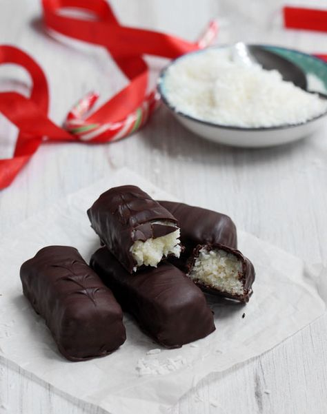 Homemade Dark Chocolate Coconut Bounty Bars – Scientifically Sweet Mashed Potato Candy, Homemade Dark Chocolate, Potato Candy, Coconut Candy, Yogurt Bar, Chocolate Squares, Chocolate Coating, Chocolate Coconut, Chocolate Baking