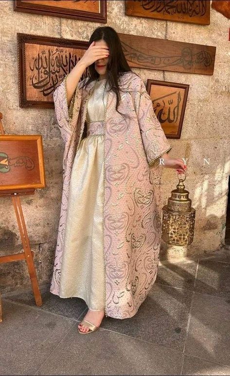 Simple Dress Casual, Arabic Dress, Eid Outfit, Mode Abaya, Beautiful Pakistani Dresses, Pakistani Fancy Dresses, Modest Dresses Casual, Desi Fashion Casual, Dress Design Patterns