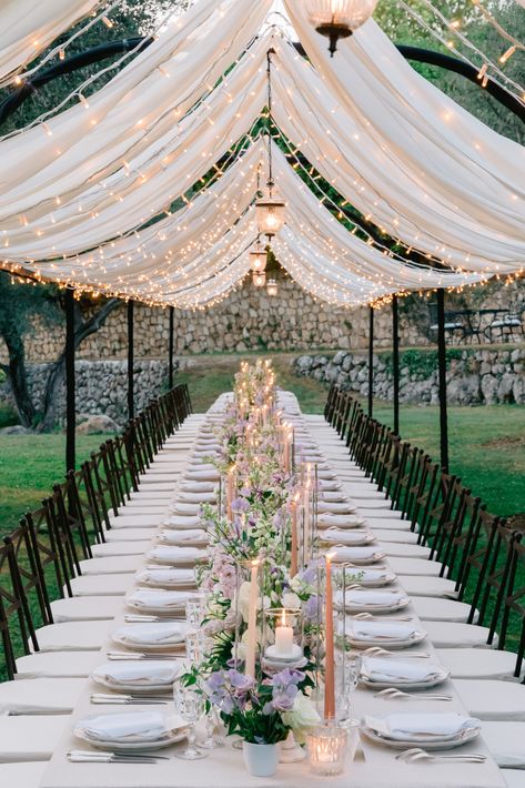 Wedding table settings with candles, lights and flowers, during a wedding in Chateau Saint Martin on the French Riviera. French Riviera Table Setting, Simple French Wedding, French Riviera Wedding Theme, Table Settings With Candles, French Wedding Aesthetic, Ideas Cena, French Style Wedding, Powder Blue Wedding, French Chateau Weddings