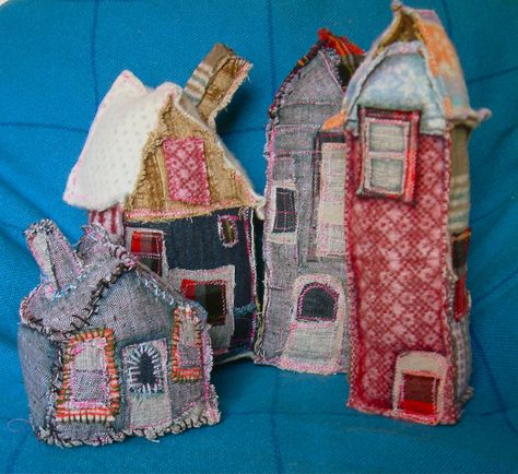 photo Felt House, Creative Textiles, Diy Event, House Quilts, Small Houses, Fabric Houses, Creation Couture, Soft Sculpture, Fabric Art