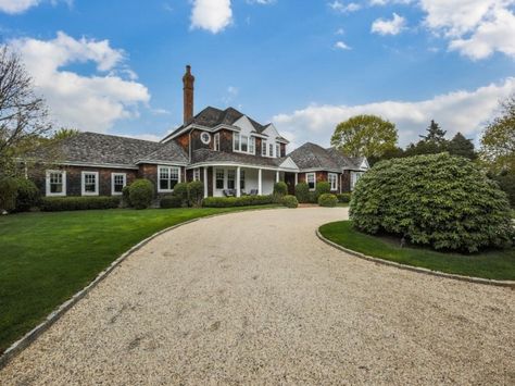 ali-wentworth-george-stephanopoulos-southampton Ali Wentworth, Vancouver Condo, George Stephanopoulos, Cottage Exteriors, Dream Beach Houses, Hamptons House, Celebrity Houses, Condos For Sale, Southampton