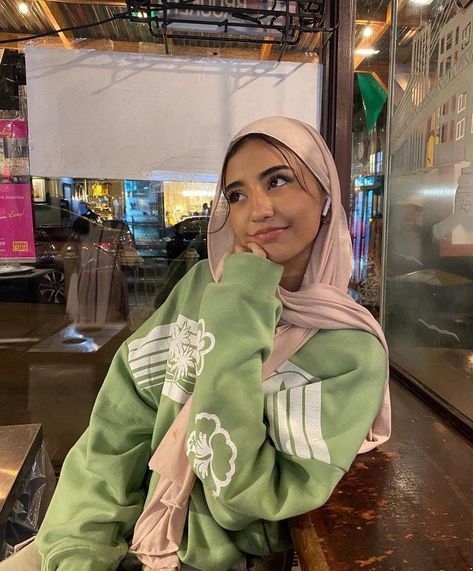 Hijab Styles Without Undercap, Hijab Without Undercap, Girly Hijabi Outfits, Shayla Hijab, Hijabi Baddie, Cute Hijabi Outfits, Hijab Ideas, Hijabi Fits, Stile Hijab