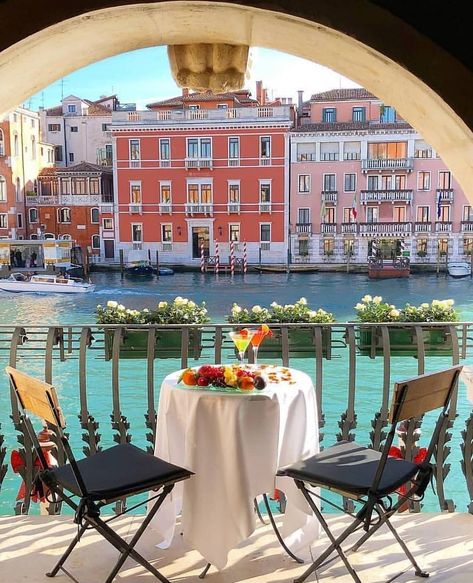 Table with a view 🥂 ~ Hotel Palazzo Barbarigo, Venice, Italy. Instagram Italy, Beautiful Resorts, Elegant Life, Venice Hotels, Holiday Tips, Vacation Inspiration, Montepulciano, Italy Photo, Grand Canal