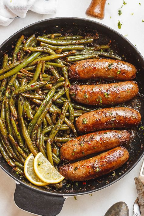 Garlic Butter Sausages with Lemon Green Beans – This easy one-pan recipe is SO delish and IMPOSSIBLE to screw up. Green Bean Dishes, Lemon Green Beans, Sausage Dishes, Pan Recipe, Health Dinner Recipes, Think Food, One Pan Meals, Sausage Recipes, Sausages