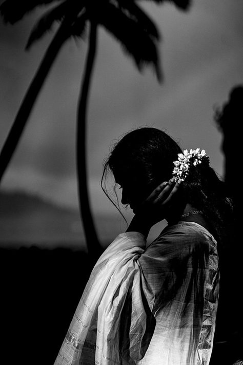 Back Pics Of Women, Black And White Beauty Photography, Girl In Love Aesthetic, Traditional Women Photography, Aesthetic Love Pictures, Women Black And White Photography, Indian Aesthetic Photography, Cool Black And White Photos, Nature Photography Black Women