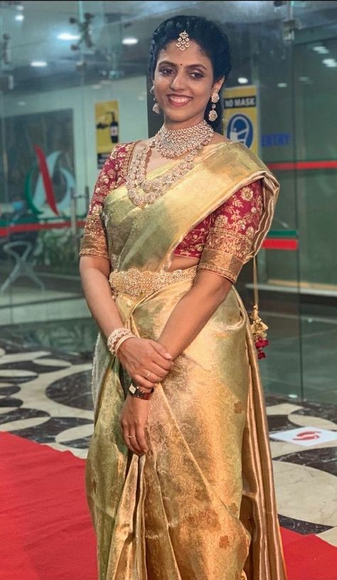 Gold Saree Contrast Blouse, Gold Saree With Contrast Blouse, Saree Contrast Blouse, Bride Sarees, Saree Outfits, Saree Inspiration, Saree With Contrast Blouse, Gold Saree, Jewelry Matching