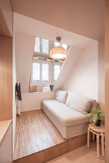 Aménager des combles : 10 astuces pour optimiser un chien-assis Mini Loft Apartment, College Apartment Bedroom, College Bedroom Apartment, Paris Interiors, Studio Apartment Design, Mini Loft, Student Apartment, Micro Apartment, 4 Bedroom Apartments