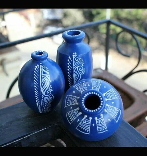 Clay Glass Painting, Indian Bottle Art, Pot Painting Indian, Tiny Pot Painting Ideas, Worli Painting On Pot, Glass Pot Painting, Pot Painting Ideas Indian, Clay Pot Painting Ideas Indian, Matka Painting Ideas Creative