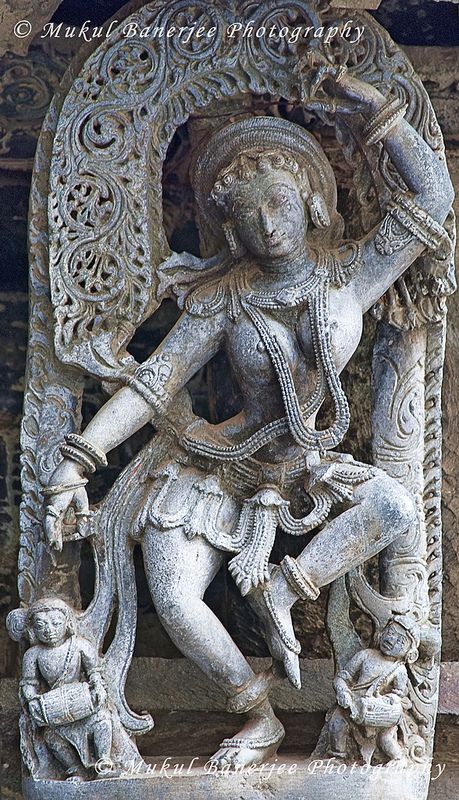 Indian Women Sculpture, Hampi Sculptures, Temple Sculpture Indian, Hoysala Sculpture, Indian Sculpture Ancient, Chennakesava Temple, Feminine Features, Historical Sculptures, Ancient Indian Art