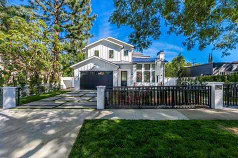 4150 Ventura Canyon Ave, Sherman Oaks, CA - 5 Bed, 6 Bath Single-Family Home - 42 Photos | Trulia Los Angeles Real Estate, Simple House Plans, Sherman Oaks, Los Angeles Homes, Architecture Exterior, Family House, Modern House Exterior, House Rooms, Single Family