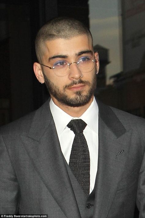 Is he wearing make-up? The former One Direction star, 24, sported a pair of circular glasses, which gave him the illusion he was wearing eyeshadow thanks to the flash of the camera Men Nose, Buzz Cut With Beard, Circular Glasses, Princess Bride Dress, Mens Eye Glasses, Glasses Frames Trendy, Buzz Cut Hairstyles, Sunglasses Aesthetic, Apartment In New York