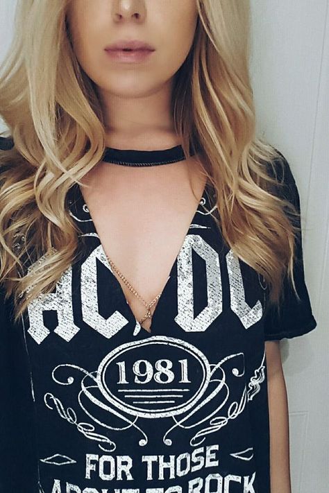 We are definitely digging this trend! Try a DIY choker band tee with a body chain! Distressing Clothes, Tshirt Redesign, Clothing Modifications, Clothing Workshop, Kesha Concert, Diy Cut Shirts, Shirt Makeover, Cut Up Shirts, Diy Choker