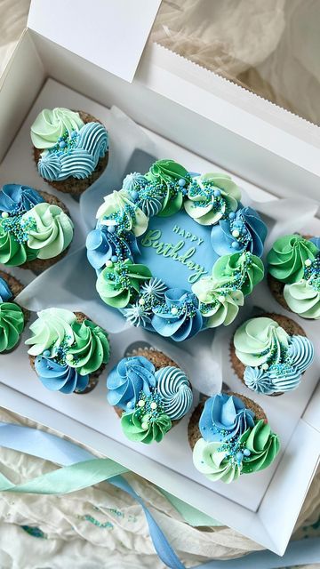 28 Bakery on Instagram: "B L U E S & G R E E N S 🩵💚 Pastel blues and greens is an absolute vibe! There is something really calming about this box! 😍🩵💚 • Happy Birthday Embosser @lissieloulondon • Royal Blue & Green @colour.mill DM or EMAIL to order 🩵💚 #bento #bentobox #bentocake #bentocakes #bentocakebox #bentocakeandcupcakes #cupcakes #cupcakestagram #cupcakesofinstagram #cupcakedecorating #cupcakedesign #bentooftheday #buttercream #buttercreamcake #buttercreampiping #buttercreamcupcakes #cakedecorating #cakedesign #bentodesign #bentoideas #bentoinspo #bluesandgreens #pastelblue #pastelgreen #bluegreenaesthetic #fondantembosser #fondant #sprinkles #essexbaker #essexbakery" Blue And Green Birthday Decorations, Blue And Green Birthday Theme, Green And Blue Birthday Party Decor, Green Birthday Cupcakes Ideas, Blue And Green Cake Ideas, Blue And Green Cake Birthday, Green Blue Birthday Cake, Boy Birthday Cupcakes, Sage Green And Blue Cupcakes