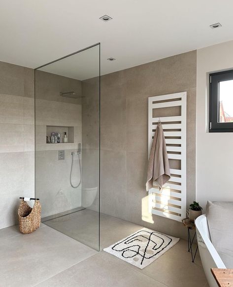 House Design Bathroom, Bad Beige, Beach Apartment Decor, Beige Bathroom Ideas, Cottage Room, Bathroom Inspiration Modern, Bad Inspiration, Bathroom Redesign, Bathroom Remodel Shower