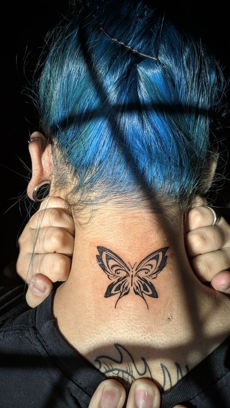 Butterfly Tattoo Ear, Park Jae Eon, Woman With Blue Hair, Tattoo Ear, A Butterfly Tattoo, Woman Tattoos, Butterfly Park, Tattoo Butterfly, Neck Tattoos