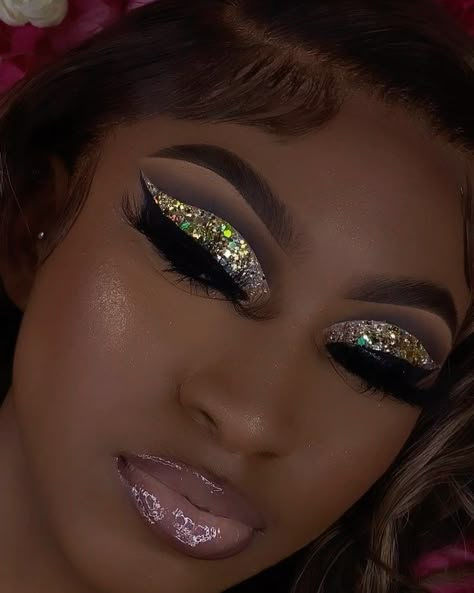 Gold Glitter Makeup Looks Black Women, Sweet Sixteen Makeup, Gold Makeup Looks Black Women, Baddie Makeup Looks, Senior Brunch, Instagram Baddie Makeup, Hoco Dance, Black Makeup Looks, Gold Glitter Makeup