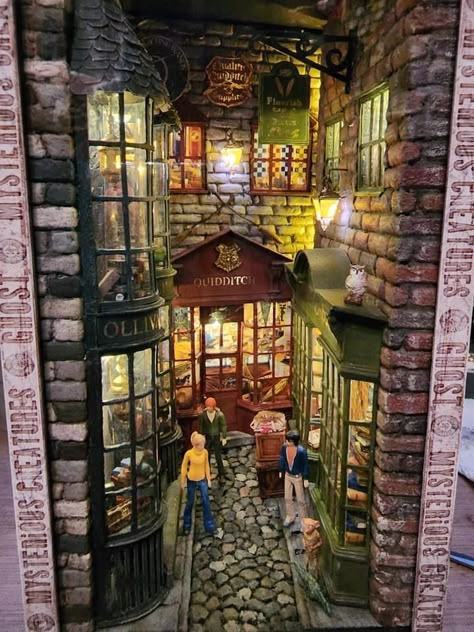 Booknook Harry Potter, Alley Diorama, Diagon Alley Book Nook, Harry Potter Diorama, Diagon Alley Shops, Harry Potter Book Nook, Hogsmeade Village, Book Nook Ideas, Harry Potter Diagon Alley