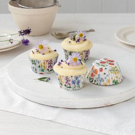 Let us have some fun baking in the kitchen with these pretty Wild Flower Cupcake Cases. They are a perfect gift for all fans of baking - 50 in a pack. They look beautiful on a cake stand for parties and weddings. Wild Flower Cupcakes Ideas, Wild Flower Cupcakes, Wildflower Cupcakes, Wildflower Birthday Party, Wildflower Party, Meadow Wedding, Flower Cupcake, Storing Fruit, Wildflower Design