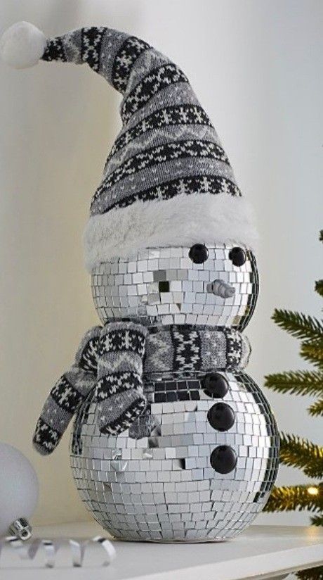 Disco Ball Snowman Diy, Disco Snowman, Disco Ball Snowman, Metallic Christmas Decor, Crismas Tree, Disco Ball Christmas, Best Christmas Destinations, Disco Christmas, Christmas Tree Decorations Ribbon