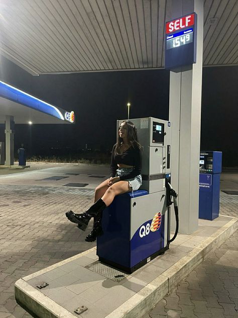 Photo Station Essence, Gas Station Photoshoot Ideas, Tumbler Girl Aesthetic, Gasoline Station Aesthetic, Aesthetic Gas Station Pics, Gas Station Photoshoot Night, Gas Station Aesthetic Photoshoot, Gas Station Photos, Foto Trap