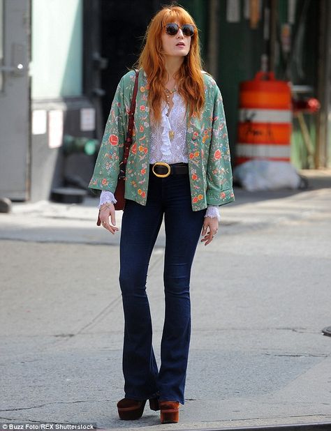 Florence Welch does retro glamour in flares and a kimono #dailymail Florence Welch Style, 70s Mode, Look Hippie Chic, Mode Hippie, Estilo Indie, 70s Inspired Fashion, Florence Welch, Estilo Hippie, Celebrity Street Style