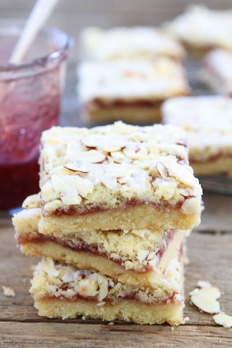 Almond Shortbread Bars, Raspberry Shortbread Bars, Raspberry Shortbread, Shortbread Bars Recipes, Almond Glaze, Almond Shortbread, Raspberry Bars, Almond Bars, Buttery Shortbread