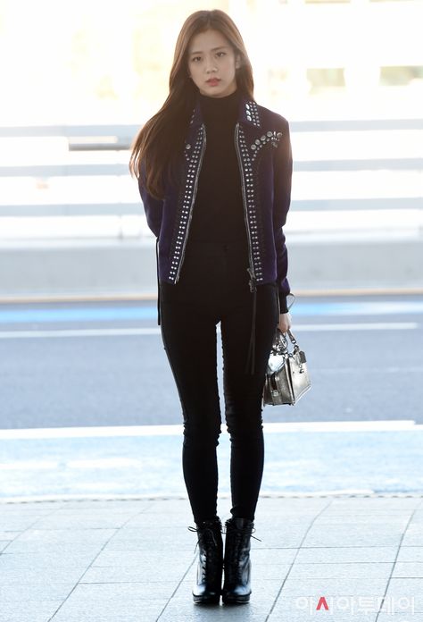 Jisoo In Black Outfit, Jisoo Outfit Casual, Jisoo Outfits Casual, K Pop Airport Fashion, Kpop Airport Fashion Women, Jisoo Airport Fashion, Jisoo Outfit, Jisoo Style, Jisoo Fashion