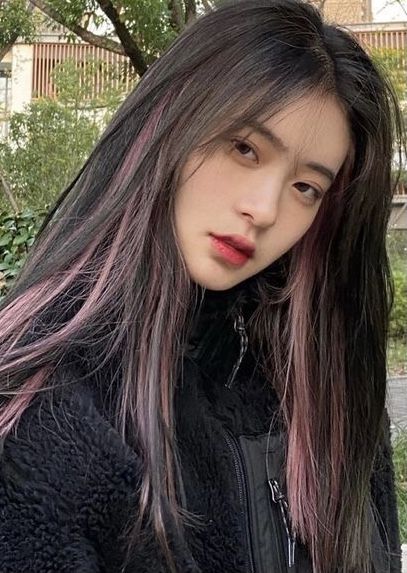 Aesthetic Hair Colour Dyes, Dyed Hair Korean, Dyed Asian Hair, Colored Straight Hair, Color Trends 2023, 2023 Hair Color, Pink Hair Streaks, Kpop Hair Color, Hidden Hair Color