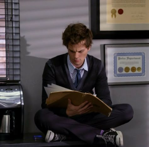 Matthew Gray Gubler as Dr. Spencer Reid Doctor Spencer Reid, Dr Reid Aesthetic, Dr Reid Spencer, Spencer Reid Reading, Dr Spencer Reid Aesthetic, Spencer Reid Boy Band Hair, Dating Spencer Reid Aesthetic, Matthew Gray Gubler Aesthetic, Spencer Reid Aesthetic