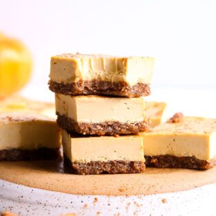 Pumpkin Cheesecake Bars (Paleo, Vegan, No-Bake) - Wholesomelicious Healthy Pumpkin Cheesecake Bars, No Bake Peanut Butter Cheesecake, Peanut Butter Cheesecake Bars, Healthy Pumpkin Cheesecake, Cinnamon Bars, Pumpkin Cheesecake Bars, No Bake Pumpkin Cheesecake, Chocolate Crust, Paleo Pumpkin