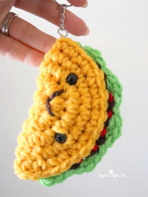 Crochet Tiny Taco - Repeat Crafter Me Taco Crochet Free Pattern, Crochet Burrito, Taco Crochet, Crochet Buddies, Appliqué Crochet, Keyring Crochet, Crochet Party, Crochet Tiny, Repeat Crafter Me