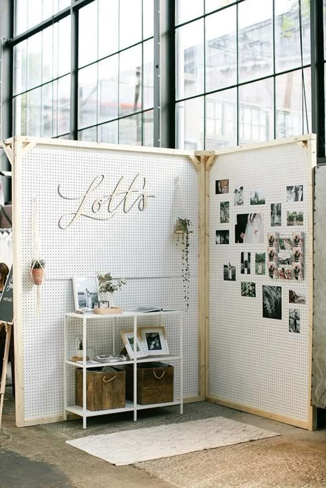 Bridal Show Booths, Photography Booth, Display Visual Merchandising, Vendor Booth Display, Craft Fair Booth Display, Stand Feria, Craft Show Booth, Wood Photography, Bridal Expo