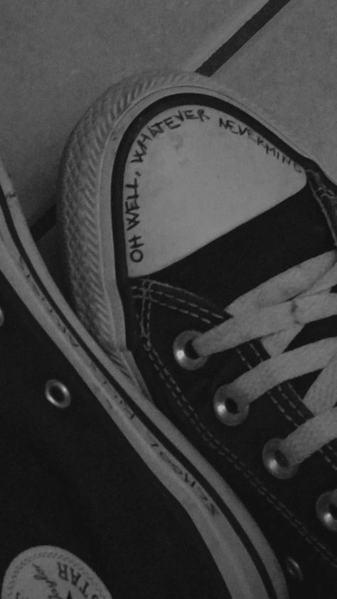 Converse Aesthetic Grunge, Drawing On Converse, Doodle Shoes, Converse Ideas, Sharpie Shoes, Converse Design, Converse Aesthetic, Grunge Shoes, Shoelace Patterns