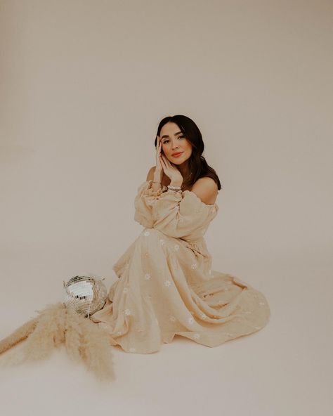 Whimsical Studio Photoshoot, Romantic Studio Photoshoot, Bohemian Studio Photoshoot, Prom Studio Photoshoot Ideas, Studio Photoshoot Ideas Dress, Neutral Studio Photoshoot, Boho Photoshoot Studio, Boho Portraits, White Backdrop Photoshoot