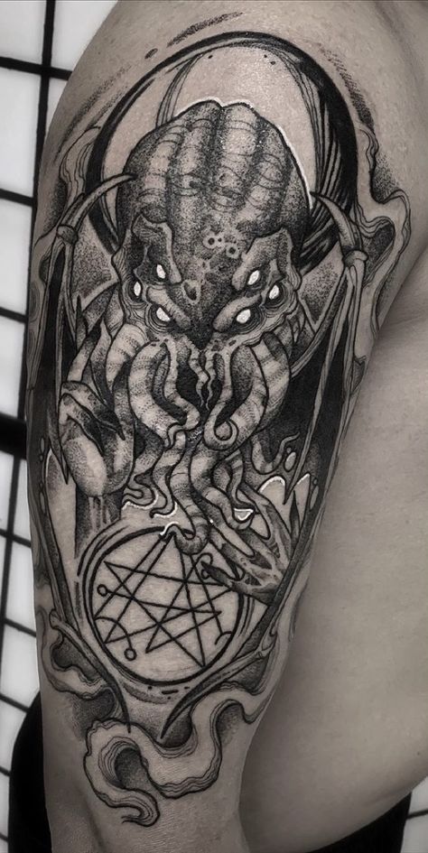 Cuthulu Mythos Tattoo, Cthulu Tattoos Design, Lovecraft Tattoo Ideas, Cosmic Horror Tattoo, Dnd Tattoo Designs, Lovecraftian Tattoo, Eldritch Tattoo, Silly Tattoos, Tentacle Tattoo