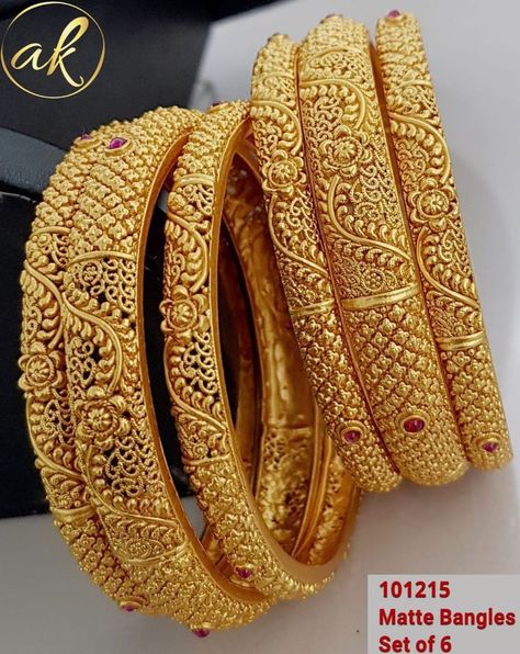 Set Bangles Designs In Gold, Bengals Gold Jewellery, Bengals Design Gold, Gold Bangals Design Latest, Antique Gold Bangles Design, Latest Gold Bangles, Gold Jewelry Outfits, Gold Bangles For Women, New Gold Jewellery Designs