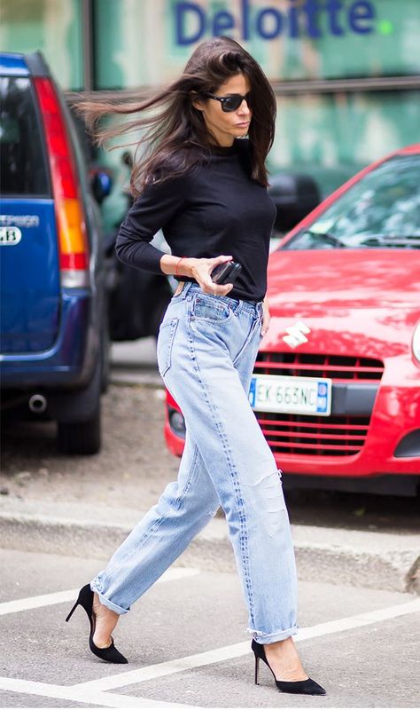 How to wear mom jeans: black long sleeved top and black pumps Barbara Martelo, Mom Jeans Black, Mum Jeans, Looks Jeans, Emmanuelle Alt, Outfit Jeans, Black Long Sleeve Shirt, Jeans Mom, Street Style Chic