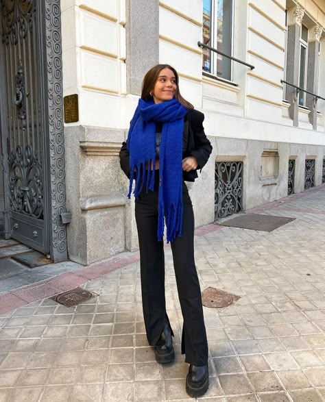 Blue Scarf Outfit, Big Scarf Outfit, Aina Simon, Blanket Scarf Outfit, Scarf Outfit Winter, Big Scarf, Winter Ootd, University Outfit, Scarf Outfit