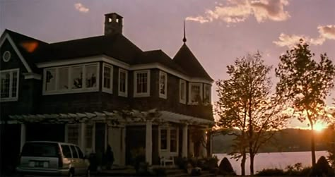 What Lies Beneath Movie - Whatever Happened to the House? Houses From Movies, Movie Houses, Best Halloween Movies, Nantucket Style, Famous Houses, Spooky House, What Lies Beneath, Michelle Pfeiffer, Celebrity Homes